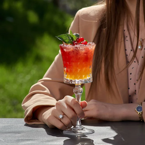 Zomercocktails Tafel Geelrode Cocktail Vrouwenhand — Stockfoto