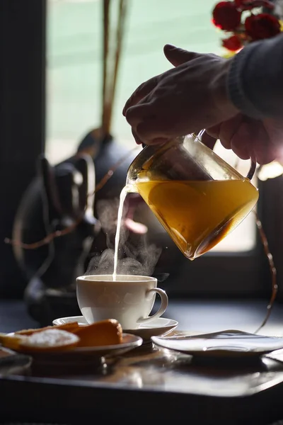 オレンジと生姜と海クロウメモドキ茶 暑い冬の飲み物 — ストック写真