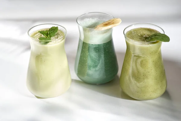 夏天的冰沙 水果和香草在玻璃瓶与生态稻草 食物和饮料白色背景 健康饮食概念 — 图库照片