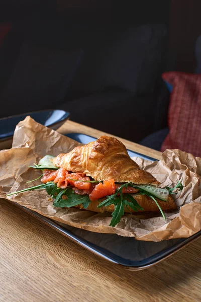 Croissant Francés Con Rodajas Salmón Aguacate Espinacas Plato Azul Sobre — Foto de Stock