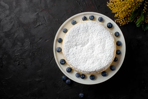 Ciasto Cytrynowe Cukrem Proszku Stole Deser Ozdobiony Świeżymi Jagodami Czarnym — Zdjęcie stockowe