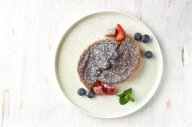 Crack Pie, Amerikan tatlısı, bol tuzlu tatlı, yulaf ezmesi esaslı, masada. Pankart