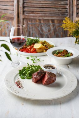 Restoranda bir tabakta servis edilen fileminyon. Metnin için boş yer.