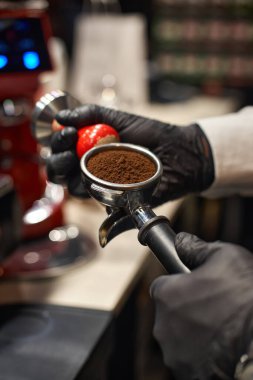 Kahve makinesinden dökülen espresso yakın plan. Profesyonel kahve demleme. Odaklanma noktası