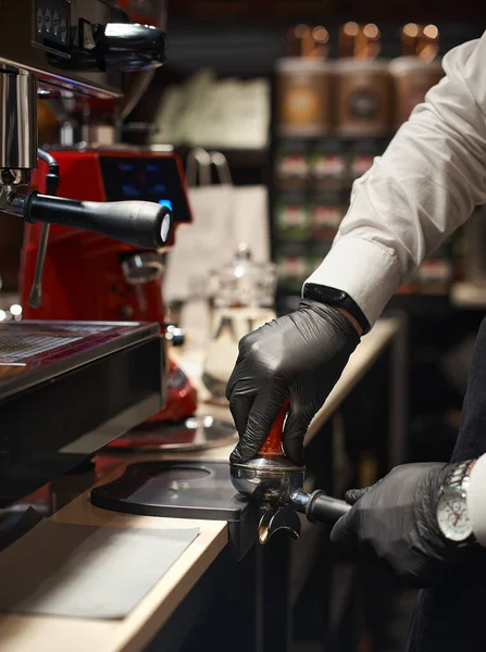 Närbild Espresso Häller Från Kaffebryggare Professionell Kaffebryggning Inriktningspunkt — Stockfoto