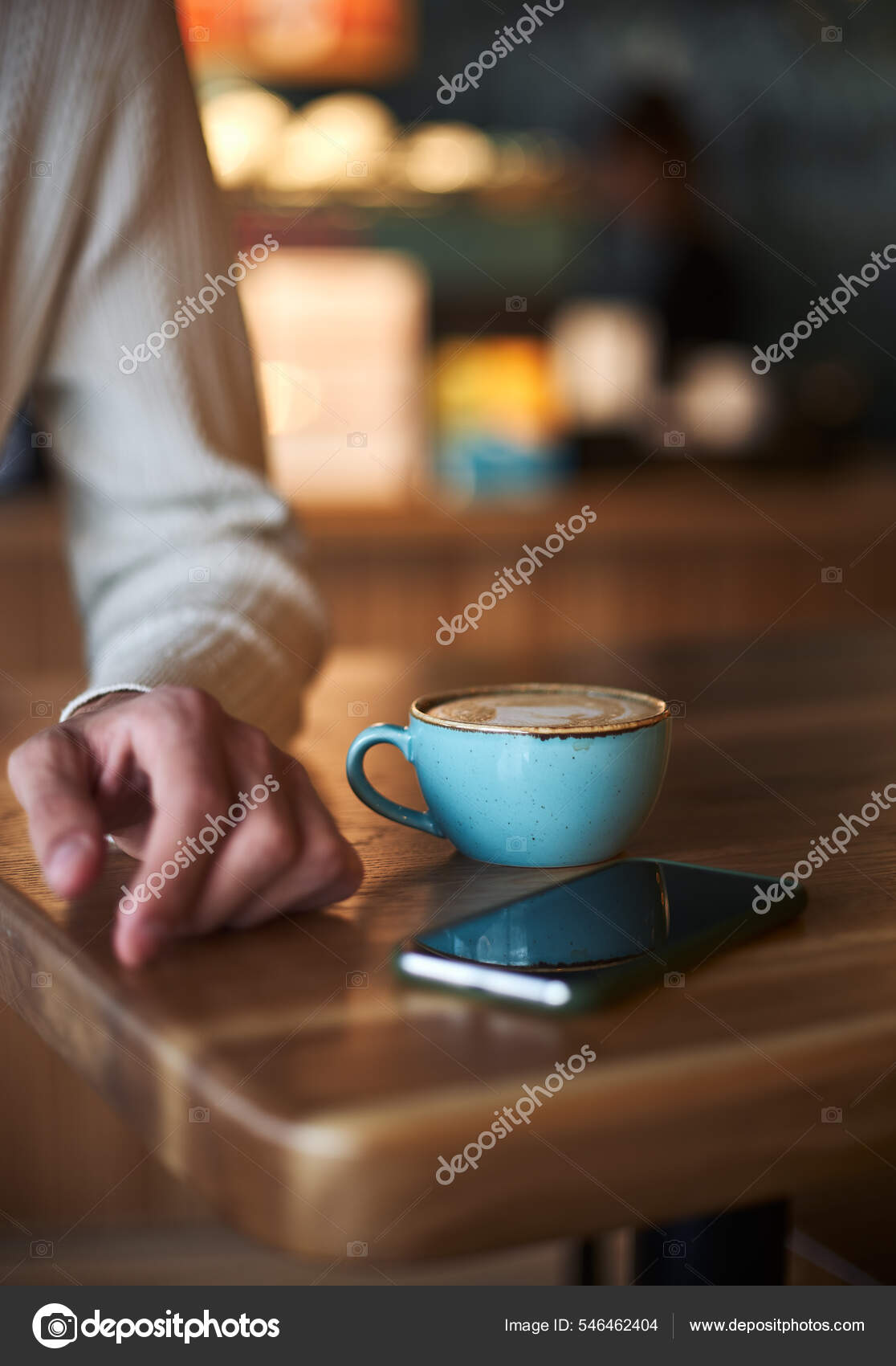 Dos Tazas Café Con Leche Azul En La Mesa De Madera. Hombres Adultos Manos  Smartphone. Enfoque Selectivo. Vertical. Fotos, retratos, imágenes y  fotografía de archivo libres de derecho. Image 97622958