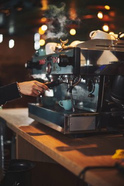 Barista Kahve Makinesi. Küçük işletme kafe ve restoran sahibi ve yarı zamanlı iş bulma kavramı. Odaklanma noktası .