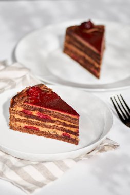 Krema, kiraz ve çikolata katmanlı sünger kek.