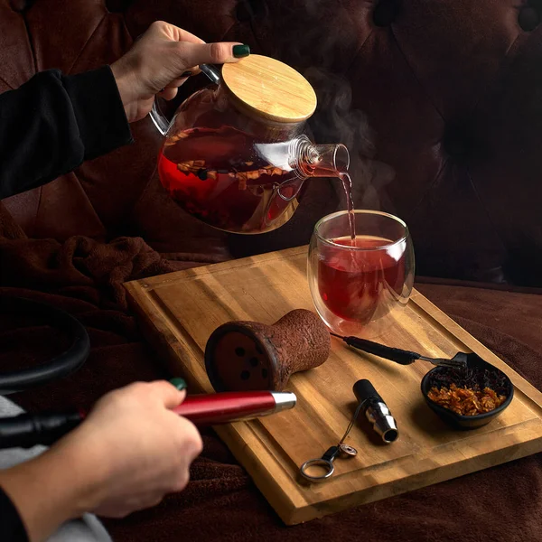 テーブルの上のカフェでフカと紅茶スタンド スペースをコピーします フックバーの概念 — ストック写真