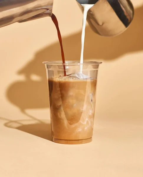 在咖啡店内的塑料杯中模仿冰镇咖啡牛奶 在干净的背景下展示饮料的质感和清新的外观 — 图库照片