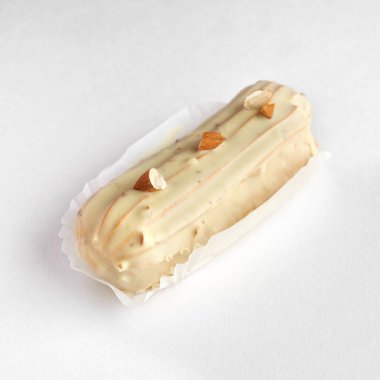 Fransız tatlı eklerleri veya beyaz çikolata jöleli profiteroller. Tatlı için hamur işi ürünleri.