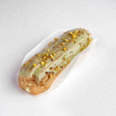 Geleneksel Fransız tatlısı. Fıstıklı krema beyaz arka planda. Tatlı için hamur işi ürünleri.