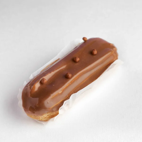 Traditioneel Frans Dessert Eclair Met Vla Chocolade Glazuur Witte Achtergrond — Stockfoto