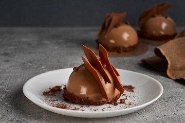 Çikolatalı kremalı çıtır tart ve tuzlu karamel. Uzayı metin için kopyala. Kahvaltı için sabah pastası..