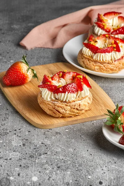 Choux Sütemények Craquelin Choux Keksz Ropogós Krémes Puffancsok Krémtöltelékkel Eperrel — Stock Fotó