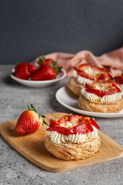 Choux hamur işleri. Craquelin Choux bisküvileri. Kremalı gevrek kremalı ve çilekli..