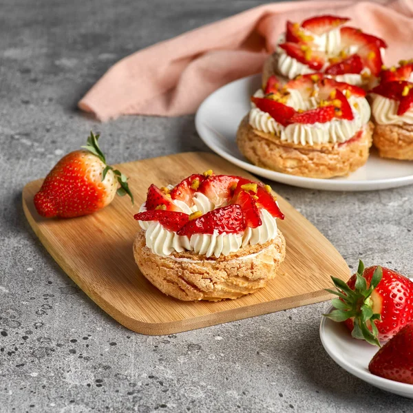 Choux Sütemények Craquelin Choux Keksz Ropogós Krémes Puffancsok Krémtöltelékkel Eperrel — Stock Fotó