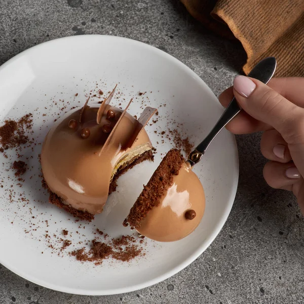 Çikolatalı kremalı çıtır tart ve tuzlu karamel. Uzayı metin için kopyala. Kahvaltı için sabah pastası..