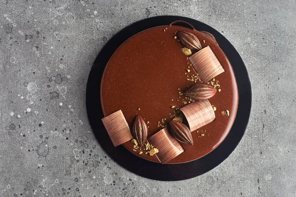 Espejo Esmalte Pastel Mousse Chocolate Con Decoración Sobre Fondo Gris — Foto de Stock