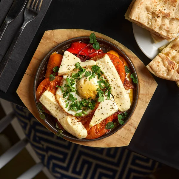 Континентальний Сніданок Традиційні Грецькі Яйця Сніданку Овочами Сиром Фета Сковороді — стокове фото