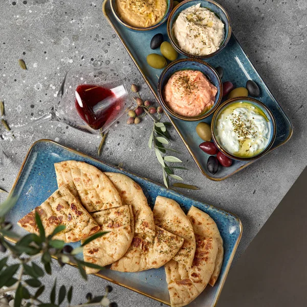 Hummus Tzatziki Servido Con Pan Pita Griego Mediterráneo Sumerge Extiende — Foto de Stock