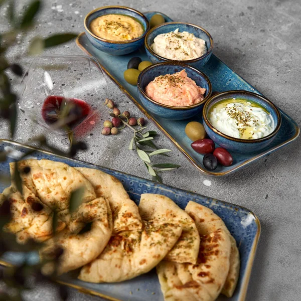 Hummus Tzatziki Servido Con Pan Pita Griego Mediterráneo Sumerge Extiende — Foto de Stock