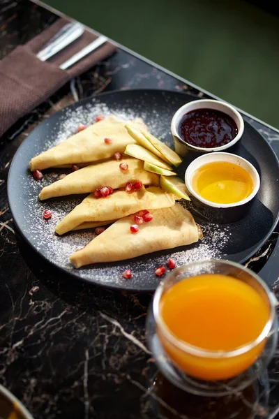 Tortitas Rusas Plato Tazón Con Mermelada Fresa Mesa Concepto Saludable — Foto de Stock