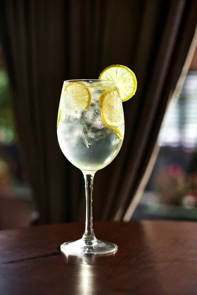 Studený Koktejl Limetkou Citron Tonic Vodka Ledu Vinobraní Pozadí — Stock fotografie