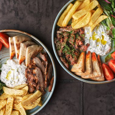 Yunan jiroskopu tavuk veya dana eti, koyu arkaplanda tzatziki