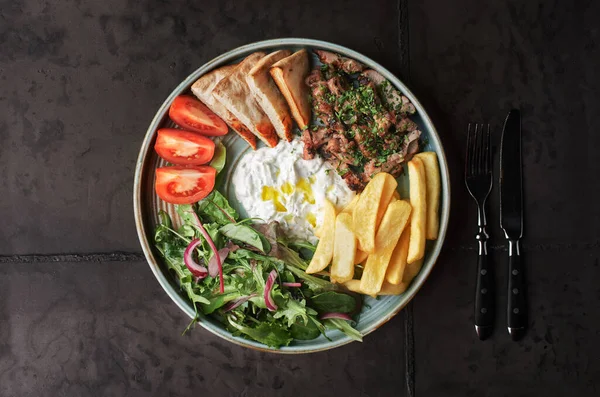 Gyros griegos con pollo o ternera, con tzatziki sobre un fondo oscuro — Foto de Stock