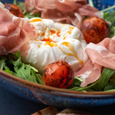 Domatesli ve jambonlu Buratta salatası..