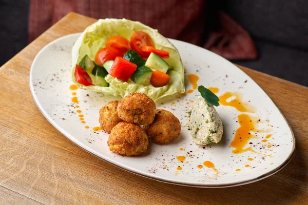 Cierre de bolas de falafel fresco con salsa de pesto. Enfoque selectivo. — Foto de Stock