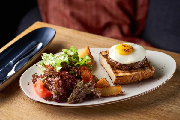 Вирізані Яйця Традиційним Англійським Сніданком Яєчнею Картопляними Клинами Столі Які — стокове фото