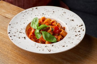 Domates soslu makarna, parmesan peyniri ve fesleğen..