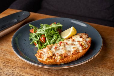 Ton balığı ve çedar peynirli tost. Sağlıklı beslenme kavramı.