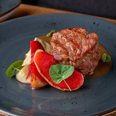 Restoran Yemeği, beyaz tabakta kereviz kremalı ve jubard soslu fileminyon. Uzayı kopyala, Seçici odak. Sağlıklı konsept, kapat