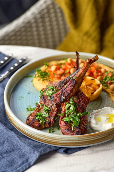 Raw Rack Lamb Fried Aromatic Hummus Yogurt — Foto de Stock