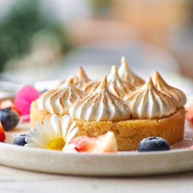 Limonlu turta ve narenciye. Geleneksel Fransız tatlı turtası. Lezzetli, iştah açıcı, limon kremalı ev yapımı tatlı. Boşluğu kopyala