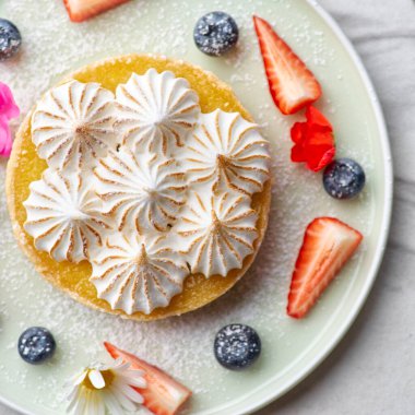 Limonlu turta ve narenciye. Geleneksel Fransız tatlı turtası. Lezzetli, iştah açıcı, limon kremalı ev yapımı tatlı. Boşluğu kopyala