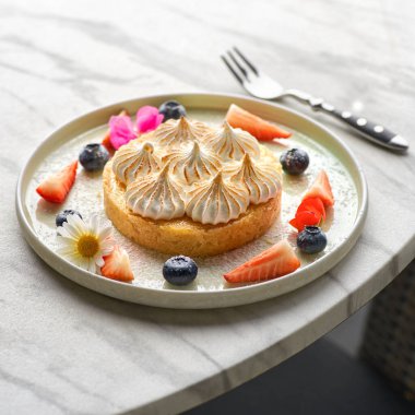 Limonlu turta ve narenciye. Geleneksel Fransız tatlı turtası. Lezzetli, iştah açıcı, limon kremalı ev yapımı tatlı. Boşluğu kopyala