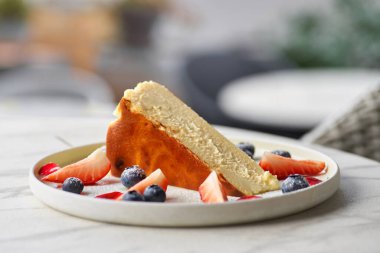 Taze çilek ve yaban mersinli ev yapımı cheesecake sağlıklı organik tatlı turtalı cheesecake. Vanilyalı Peynirli Kek.