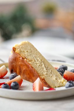 Taze çilek ve yaban mersinli ev yapımı cheesecake sağlıklı organik tatlı turtalı cheesecake. Vanilyalı Peynirli Kek.