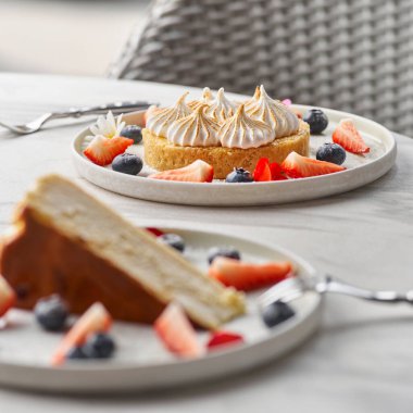 Limonlu turta ve narenciye. Geleneksel Fransız tatlı turtası. Lezzetli, iştah açıcı, limon kremalı ev yapımı tatlı. Boşluğu kopyala