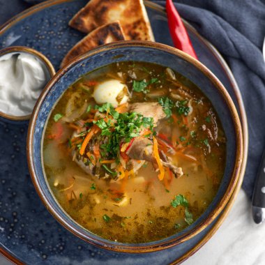 Sebze ve baharatlı bıldırcın eti çorbası. Restoran menüsü. Sağlıklı, lezzetli bir yemek. Metin için boş alan