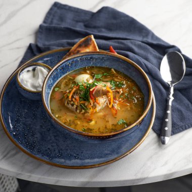 Sebze ve baharatlı bıldırcın eti çorbası. Restoran menüsü. Sağlıklı, lezzetli bir yemek. Metin için boş alan