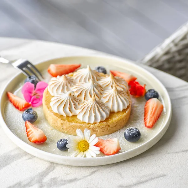 Limonlu turta ve narenciye. Geleneksel Fransız tatlı turtası. Lezzetli, iştah açıcı, limon kremalı ev yapımı tatlı. Boşluğu kopyala