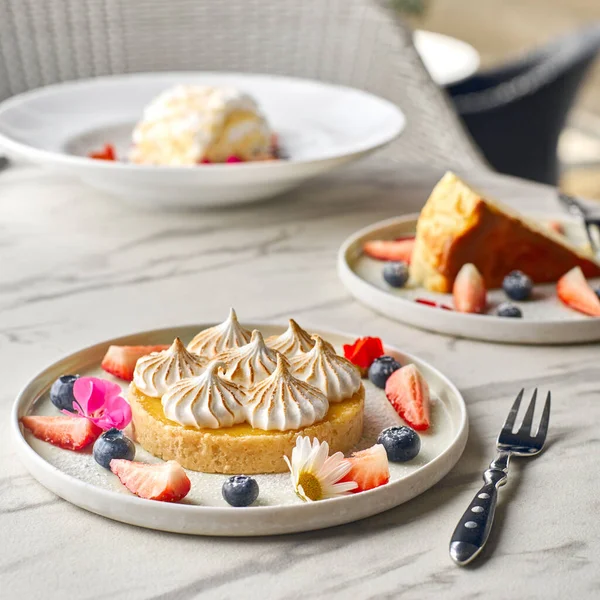 Limonlu turta ve narenciye. Geleneksel Fransız tatlı turtası. Lezzetli, iştah açıcı, limon kremalı ev yapımı tatlı. Boşluğu kopyala