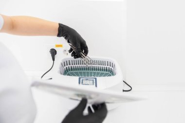 Tıbbi aletler için temizlik sistemleri. Ultrasonik temizleyici, profesyonel diş aletleri, aletler ve ilaçlar. Teknoloji, ilaç, bakım ve diş sağlığı.