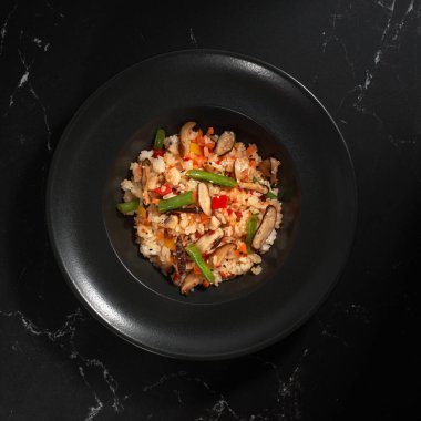 Sebzeli pirinçli lezzetli pirinçler. Japon pilavı, tatlı biber, şitake mantarı, sos, havuç, yeşil fasulye. Asya yemekleri, Japon yemekleri metnin için fotokopi alanı