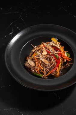 Sebzeli soba, arka planda karabuğday eriştesi. Asya mutfağı, Wok menüsü. Yukarıdan dikey üst görünüm